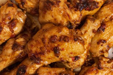 Fırında tavuk kanadı. Seçici odaklı mutfak arkaplanı