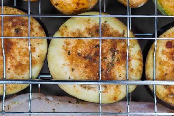 Kızarmış sebze. seçici odak, bulanık arkaplan