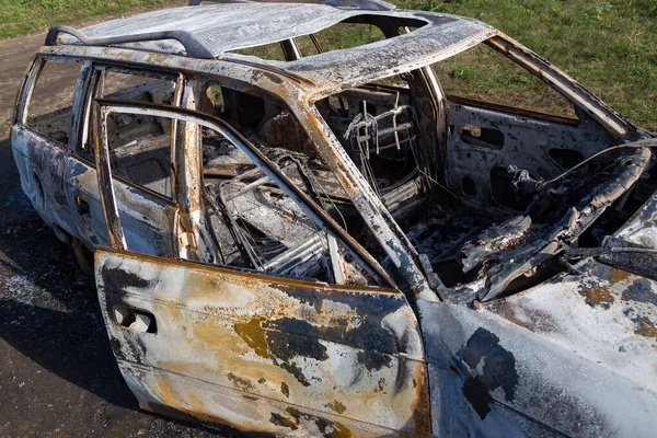 Yakılmış araba, soyut arka plan, seçici odaklanma. Dünyadaki protestolar ve pogromların durumu.