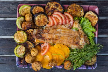 Izgara balık, bulanık geçmişi olan seçici bir odak noktası. sağlıklı beslenme