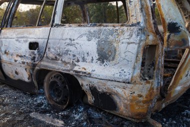 Yakılmış araba, soyut arka plan, seçici odaklanma. Dünyadaki protestolar ve pogromların durumu.