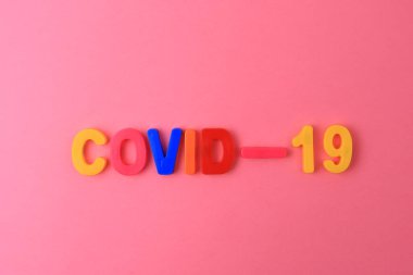 Covid-19 'un klasik mıknatıs üzerindeki klasik harflerle yazılmış bir kelime veya metni..