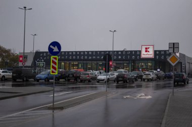 13 Aralık 2020 Balti Moldova kötü hava koşullarında büyük bir Kaufland mağazası. Arkaplan