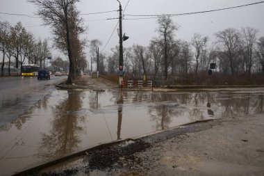 13 Aralık 2020 Balti Moldova çamuru ve su birikintileri kötü havada. Arkaplan