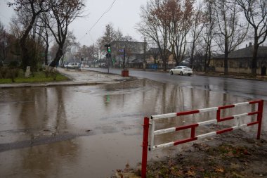 13 Aralık 2020 Balti Moldova çamuru ve su birikintileri kötü havada. Arkaplan