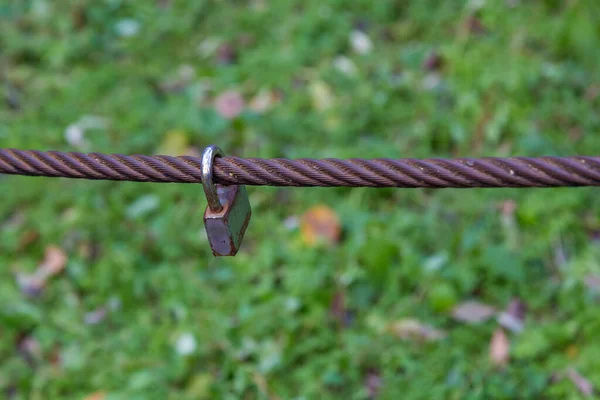 Cadenas Sur Câble Métallique Symbole Signe Mise Point Sélective Avec — Photo