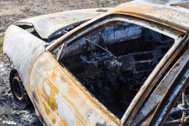 Yakılmış araba, soyut arka plan, seçici odaklanma. Dünyadaki protestolar ve pogromların durumu.