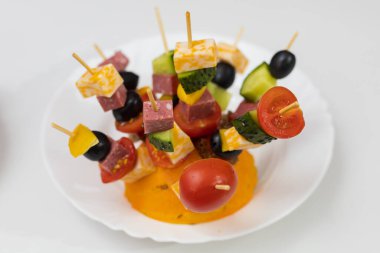 Kanepe sandviçleri. Bulanık arkaplan üzerine seçici odaklanma. Açık büfede küçük bir lokma.