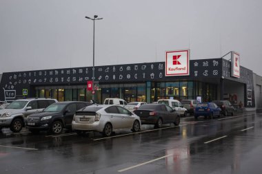 13 Aralık 2020 Balti Moldova kötü hava koşullarında büyük bir Kaufland mağazası. Arkaplan