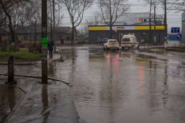13 Aralık 2020 Balti Moldova çamuru ve su birikintileri kötü havada. Arkaplan