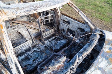 Yakılmış araba, soyut arka plan, seçici odaklanma. Dünyadaki protestolar ve pogromların durumu.