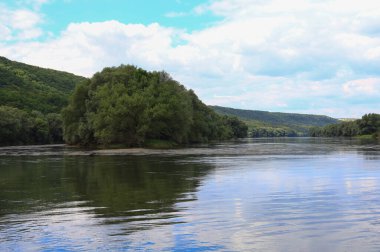 Çok güzel nehir suyu yüzeyi. Doğal yeşil arka plan. Seçici odak