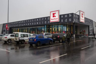 13 Aralık 2020 Balti Moldova kötü hava koşullarında büyük bir Kaufland mağazası. Arkaplan
