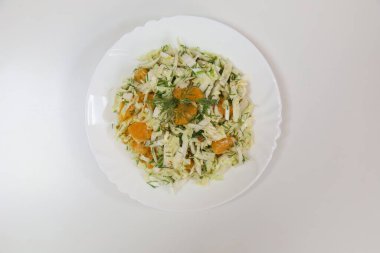 Lahana bazlı sebze salatası. Bulanık arkaplanı olan seçici odaklanma. Yemek tarifleri konsepti