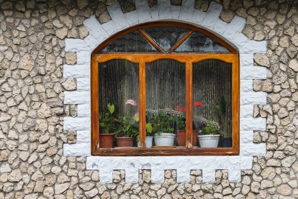 Okno Wiejskiego Domu Dzikiego Kamienia Kontekst — Zdjęcie stockowe