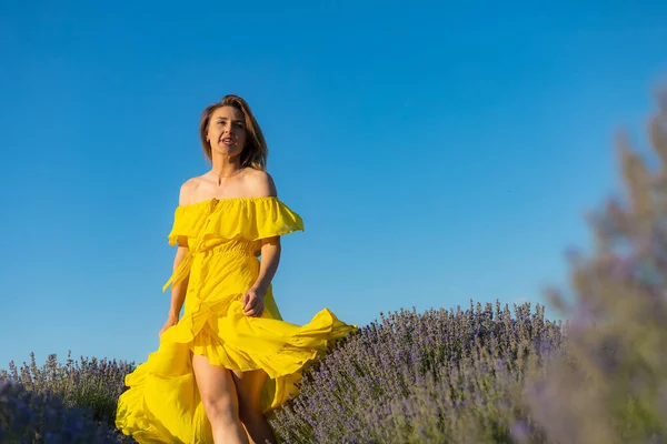 Mulher Bonita Bonita Vestido Amarelo Relaxa Gosta Passeio Campo Lavanda — Fotografia de Stock