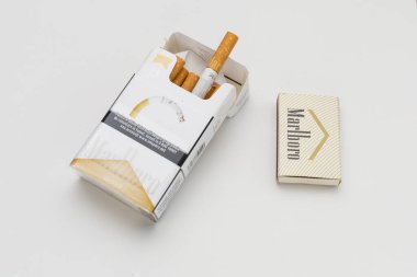 8 Ocak 2020 Balti Moldova hafif arka planda bir paket Marlboro sigarası. İllüstrasyon Editörü.