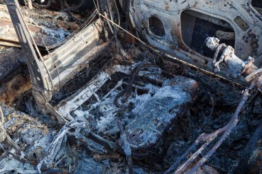 Yakılmış araba, soyut arka plan, seçici odaklanma. Dünyadaki protestolar ve pogromların durumu.