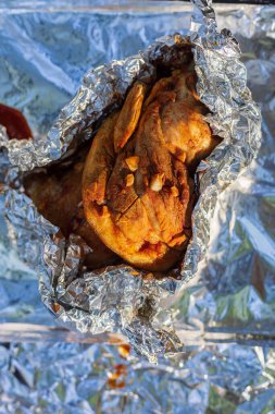 Tandoor 'da pişirilmiş domuz budu. Bıçak, diz eklemine bitişik bir domuz bacağının parçası. Bulanık arkaplan ile seçmeli odak