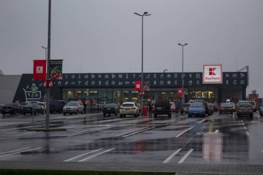 13 Aralık 2020 Balti Moldova kötü hava koşullarında büyük bir Kaufland mağazası. Arkaplan
