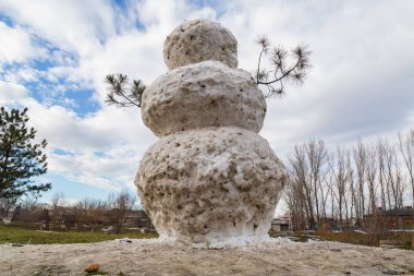 Erimiş bir çayırda kocaman bir kardan adam. Harf ya da metin için kopyalama alanı olan arkaplan