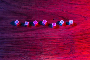 DARKNET 'in neon ışıklı metni olan küpler. Karanlık anahtar, atmosferik konsept