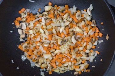 Çorba ya da ana yemek olarak mantarlı kızarmış sebze. Mutfak yemekleri geçmişi. Başlık veya metin için boşluk kopyala. Ev yemeği tarifleri