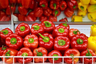 Tezgahta tatlı dolmalık biber. Markette ya da süpermarkette taze meyve ve sebze satan bir mağaza. Arkaplan