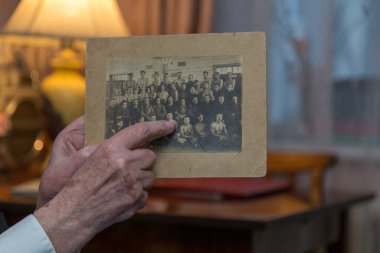 25 Ocak 2021 'de Balti Moldova 1. Dünya Savaşı gazisi 1940' ların askeri fotoğrafını gösterdi. İllüstrasyon Editörü