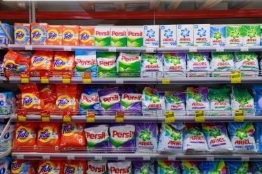 7 Şubat 2021 Balti Moldova Büyük Market veya süpermarket. İllüstrasyon başyazısı. Yıkanmak için toz bölümü.