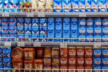 7 Şubat 2021 Balti Moldova Büyük Market veya süpermarket. İllüstrasyon başyazısı. Yoğunlaştırılmış süt bölümü