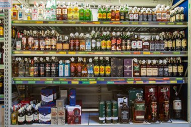 11 Şubat 2021 Balti Moldova Dev zincir süpermarket, illüstrasyon editörü. Alkol reyonu. Pahalı içecekler..