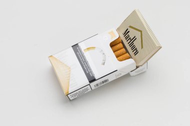 8 Ocak 2020 Balti Moldova hafif arka planda bir paket Marlboro sigarası. İllüstrasyon Editörü.