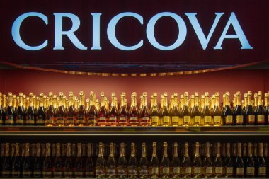 11 Şubat 2021 Balti Moldova Dev zincir süpermarket, illüstrasyon editörü. Alkol reyonu. Köpüklü şarap.