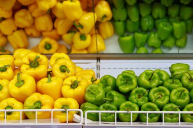Tezgahta tatlı dolmalık biber. Markette ya da süpermarkette taze meyve ve sebze satan bir mağaza. Arkaplan