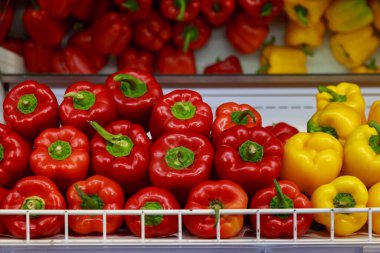 Tezgahta tatlı dolmalık biber. Markette ya da süpermarkette taze meyve ve sebze satan bir mağaza. Arkaplan