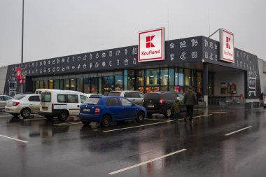 13 Aralık 2020 Balti Moldova kötü hava koşullarında büyük bir Kaufland mağazası. Arkaplan