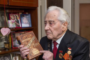 25 Ocak 2021 Balti Moldova II. Dünya Savaşı gazisi ve Mark Twain 'in bir kitabı. İllüstrasyon Editörü