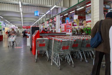 7 Şubat 2021 Balti Moldova Büyük Market veya süpermarket. İllüstrasyon başyazısı. Soyut arkaplan