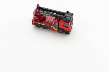 8 Ocak 2020 Balti Moldova oyuncak otomobili hafif arka planda. Dünyadaki acil servislerde önemli bir yapı..