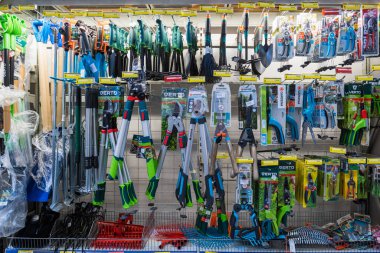 24 Şubat 2021 Balti Moldova. Büyük bir süpermarket, bahçe departmanı. Bahçe aletleri ile vitrin.