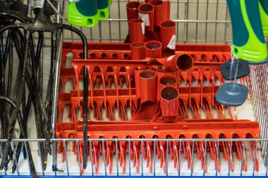 24 Şubat 2021 Balti Moldova. Büyük bir süpermarket, bahçe departmanı. Bahçe aletleri ile vitrin.