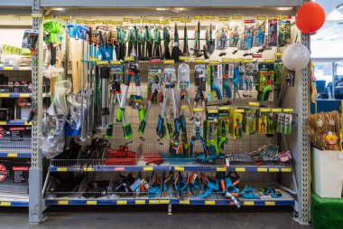 24 Şubat 2021 Balti Moldova. Büyük bir süpermarket, bahçe departmanı. Bahçe aletleri ile vitrin.