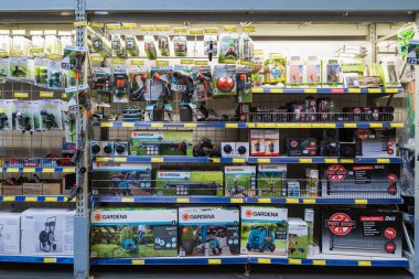 24 Şubat 2021 Balti Moldova. Büyük bir süpermarket, bahçe departmanı. Sulama ve sulama sistemli bir vitrin. Özel hortum eklentileri