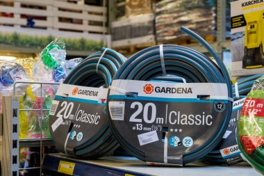 24 Şubat 2021 Balti Moldova. Büyük bir süpermarket, bahçe departmanı. Sulama ve sulama sistemli bir vitrin. Su hortumları