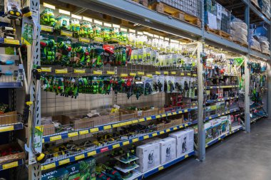 24 Şubat 2021 Balti Moldova. Büyük bir süpermarket, bahçe departmanı. Sulama ve sulama sistemli bir vitrin. Özel hortum eklentileri