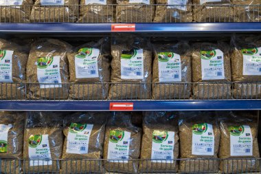 24 Şubat 2021 Balti Moldova. Büyük bir süpermarket, bahçe departmanı. Ekmek için tohumları olan bir vitrin.