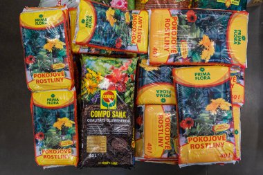 24 Şubat 2021 Balti Moldova. Büyük bir süpermarket, bahçe departmanı. Bitki yetiştirmek için gübrelenmiş toprak sergileniyor.