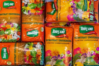 24 Şubat 2021 Balti Moldova. Büyük bir süpermarket, bahçe departmanı. Bitki yetiştirmek için gübrelenmiş toprak sergileniyor.