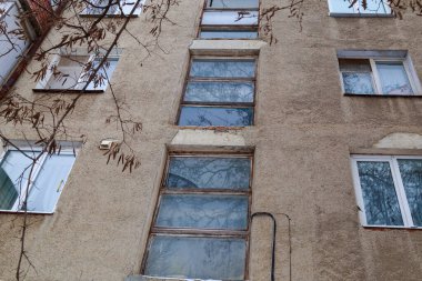 Harap konutlar ve kötü koşullar teması üzerine soyut illüstrasyon. Pencerelerde eski ahşap çerçeveler.